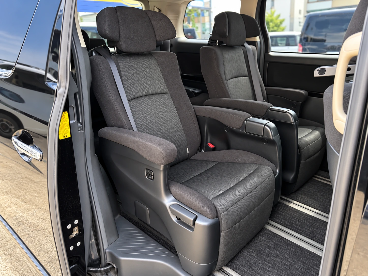 Toyota Alphard / Premium MPV — Second-row seating