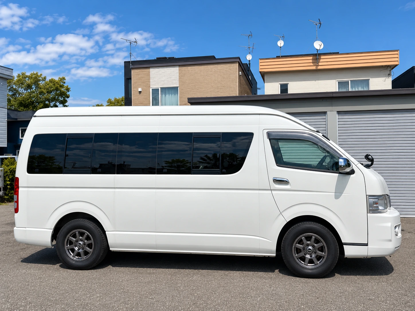 Toyota HiAce / Large Van — Side profile